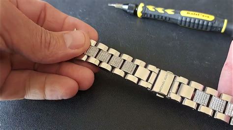 How to adjust the Michael Kors Apple watch band 